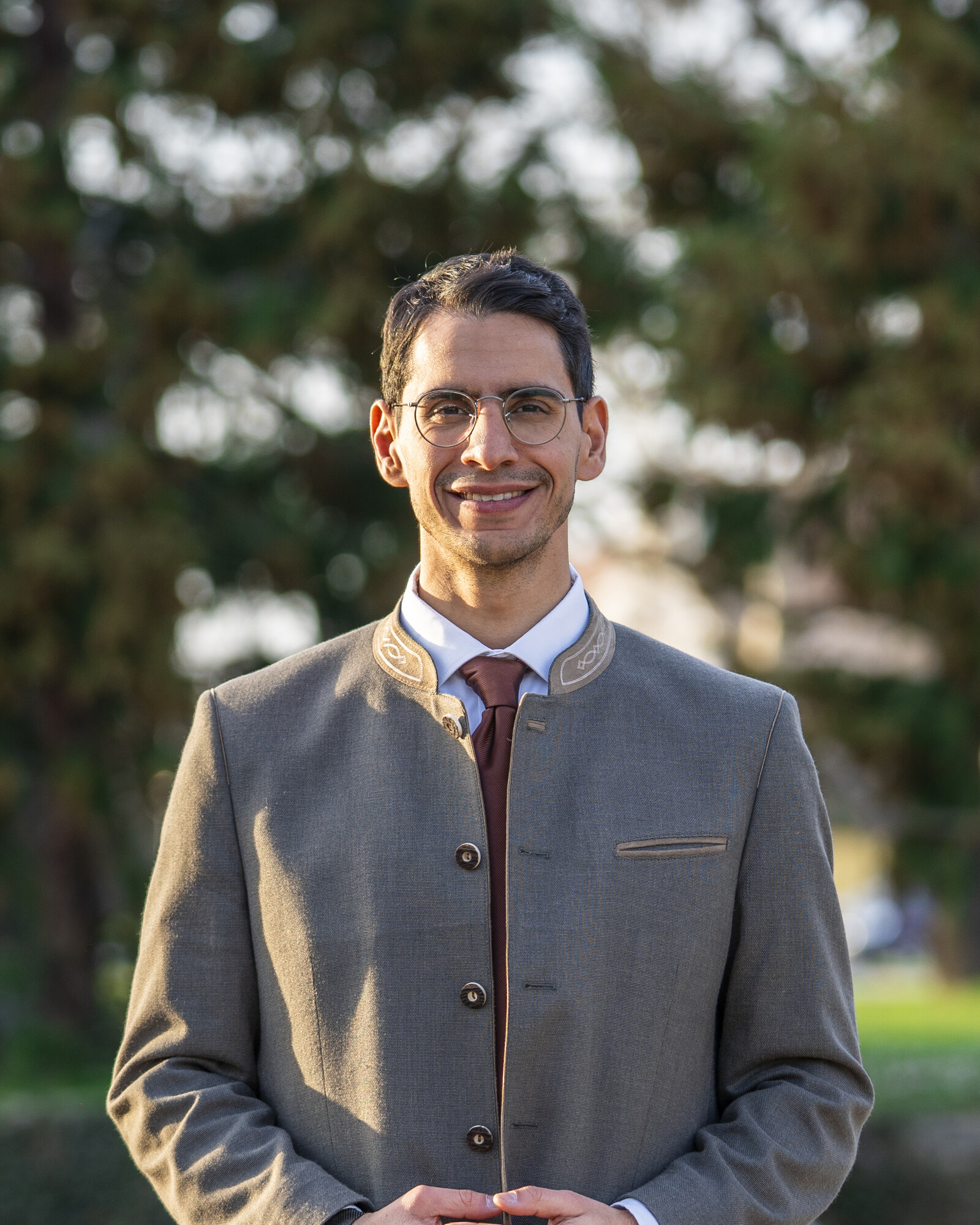 Dr. Enis Tiz – Portrait (Hochformat)